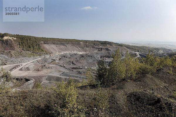 Steinbruch bei Nickenich  vulkanische Schlacken und Basalte  Nickenischer Sattel  Landkreis Mayen-Koblenz  Rheinland-Pfalz  Deutschland  Europa