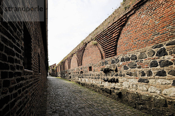 Alte Stadtmauer von Zons  früher Feste Zons  Stadtteil der Stadt Dormagen  Niederrhein  Nordrhein-Westfalen  Deutschland  Europa