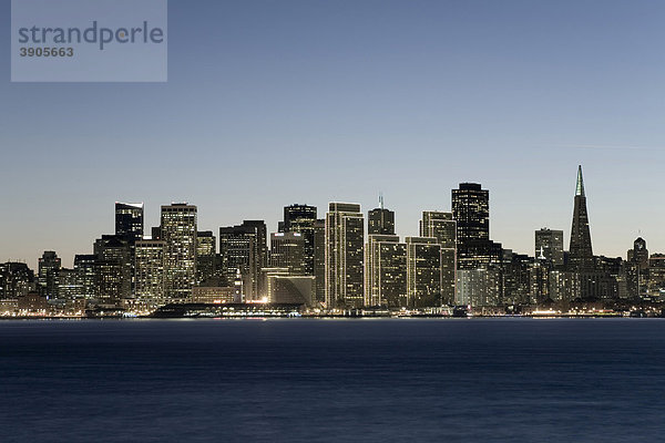 San Francisco Skyline bei Nacht  Kalifornien  USA  Vereinigte Staaten von Amerika