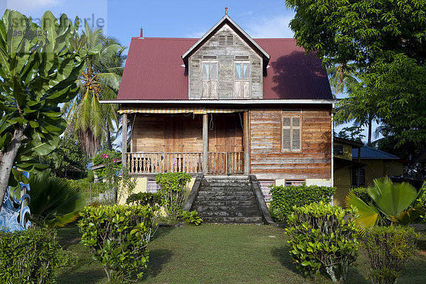 Holzhaus von Eustache Sarde  errichtet frühes 20. Jahrhundert  wegen typischer Bauweise unter Denkmalschutz  Insel La Digue  Seychellen  Afrika  Indischer Ozean