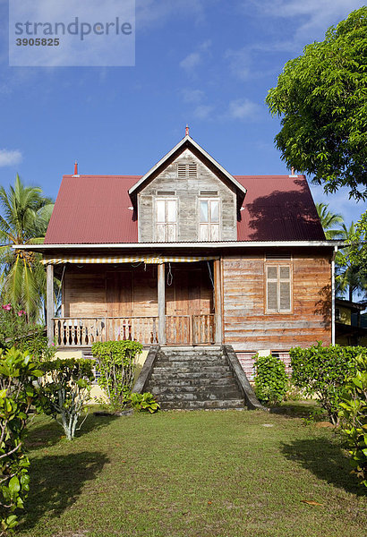 Holzhaus von Eustache Sarde  errichtet frühes 20. Jahrhundert  wegen typischer Bauweise unter Denkmalschutz  Insel La Digue  Seychellen  Afrika  Indischer Ozean