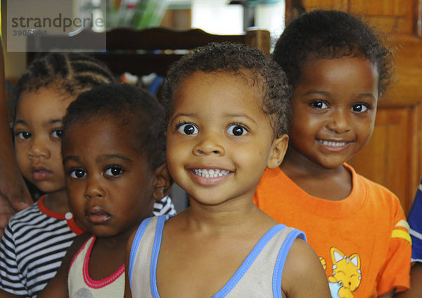 Kinder im Kindergarten auf der Insel La Digue  Seychellen  Afrika  Indischer Ozean