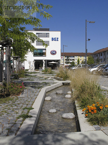 Geschäftshaus BGZ  Brunnen  Stadtzentrum Karl-Lederer-Platz  Geretsried  Oberbayern  Bayern  Deutschland  Europa