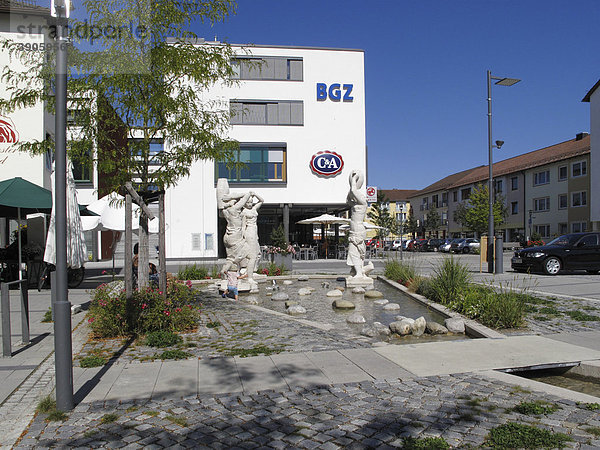 Geschäftshaus BGZ  Brunnen  Stadtzentrum Karl-Lederer-Platz  Geretsried  Oberbayern  Bayern  Deutschland  Europa