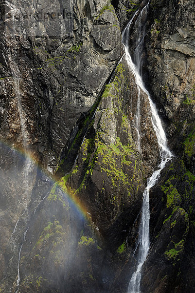 Wasserfall und Regenbogen  V¯ringfossen  Voringfossen  am Westrand der Hardangervidda  Eidfjord  Norwegen  Europa