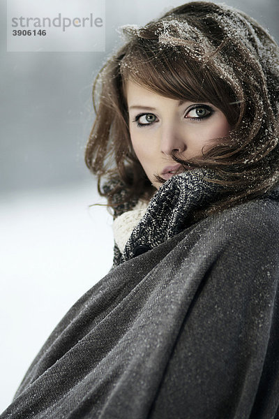 Junge Frau im Schnee  Portrait