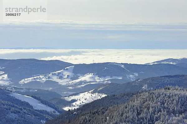 Blick vom Feldberg über das winterliche Wiesental und die Hügellandschaft des Hochschwarzwaldes  Landkreis Breisgau-Hochschwarzwald  Baden-Württemberg  Deutschland  Europa