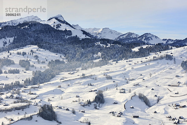 Blick von einer Bergweide in das schneebedeckte Thurtal und die Region Toggenburg bei Wattwil  Kanton St. Gallen  Schweiz  Europa