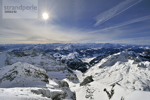 Blick vom Säntis in das winterliche Thurtal  dahinter die Bündner Alpen  Kanton Appenzell Ausserrhoden  Schweiz  Europa