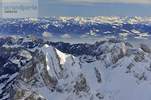Die Appenzeller Alpen mit dem Berg Marwies  dahinter der hohe Kasten  am Horizont die Allgäuer und Vorarlberger Alpen  Kanton Appenzell Ausserrhoden  Schweiz  Europa