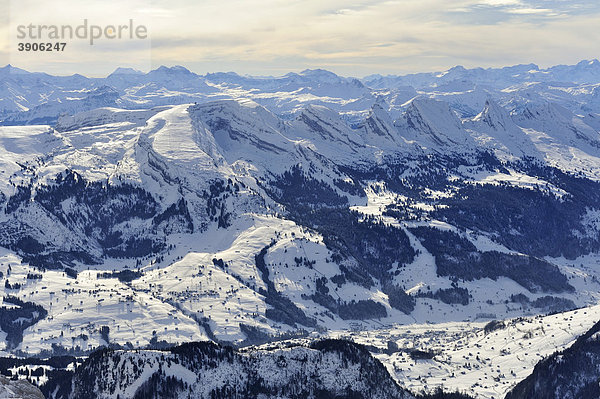 Blick vom Säntis in das obere Thurtal mit den Skigebieten Wildhaus  Iltios  Chäserrugg  Kanton St. Gallen  Schweiz  Europa