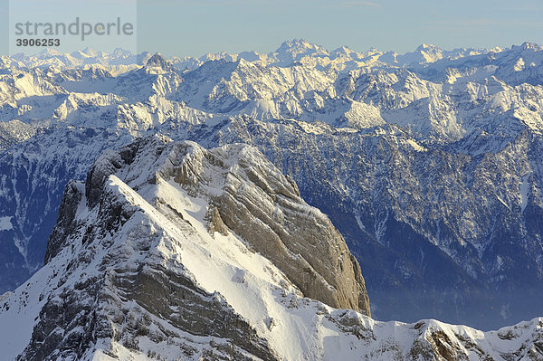 Blick vom Säntis auf den Gipfel vom 2436 Meter hohen Altmann  dahinter die Bündneralpen mit der Berninagruppe  Kanton Appenzell Innerrhoden  Schweiz  Europa
