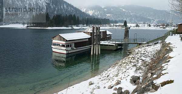 Verschlossenes Boot ST. BENEDIKT am verschneiten Anlegesteg  Achensee  Österreich  Europa