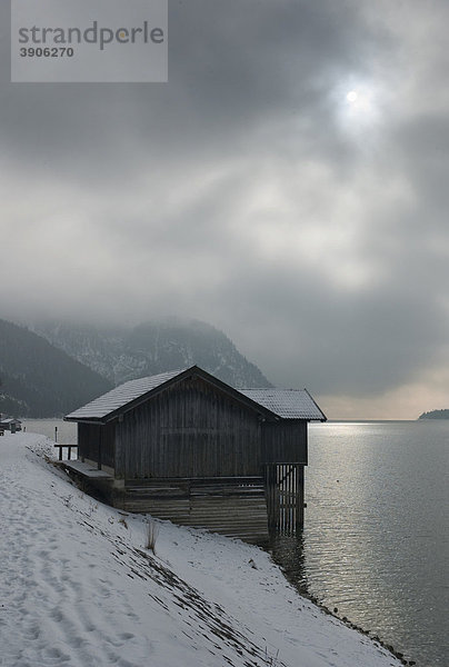 Holzhaus in verschneiter Landschaft  Achensee  Österreich  Europa