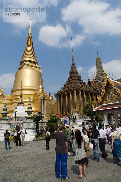 Tempel Wat Phra Kaeo  Phra Sri Rattana Chedi  Wolkenturm  Bangkok  Thailand  Asien