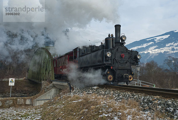 Nostalgie Dampfeisenbahn als Touristenattraktion  Zillertalbahn  Regionalzug  Tirol  Österreich  Europa