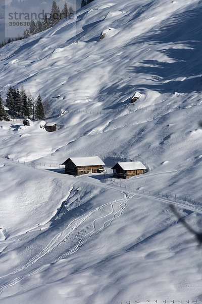 Einsamer  verschneiter Bauernhof im Gebirge  Pankrazberg  Zillertal  Tirol  Österreich  Europa