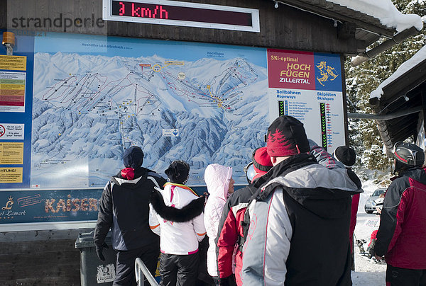 Skifahrer und Touristen vor einer Skikarte  Hochfügen  Zillertal  Österreich  Europa