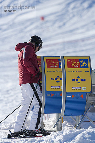 Skifahrer zieht ein Ticket für den Sessellift  Hochfügen  Zillertal  Österreich  Europa