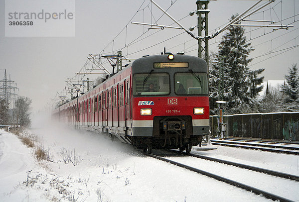 Zug der Deutschen Bundesbahn im Schnee  Mühlheim  Hessen  Deutschland  Europa