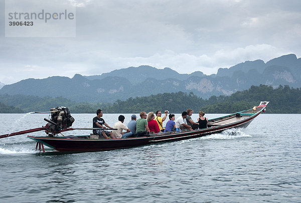 Touristen fahren in einem Longtail Boot  Nationalpark Khao Sok  künstlich geschaffener Stausee  Chiao-Lan-See  Surat Thani  Thailand  Asien