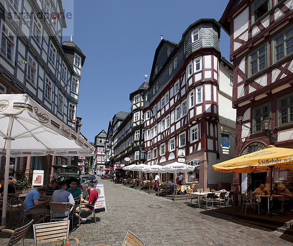 Marktplatz mit Restaurants  Blick in die Mainzergasse  Altstadt von Marburg  Hessen  Deutschland  Europa