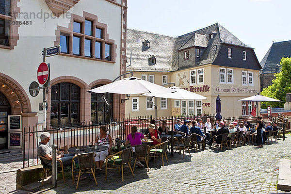 Touristen sitzen in einem Restaurant in der Aulgasse  Altstadt  Marburg an der Lahn  Hessen  Deutschland  Europa