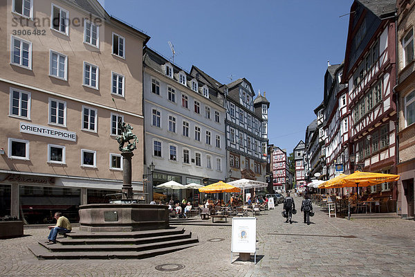 Marktplatz mit Restaurants  Blick in die Mainzergasse  Altstadt  Marburg an der Lahn  Hessen  Deutschland  Europa