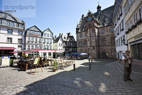 Altstadt  der Marktplatz mit Restaurants  Marktplatz  rechts das Rathaus  Marburg  Hessen  Deutschland  Europa