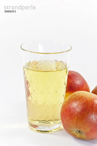 Apfelwein  hessische Spezialität  oder Apfelsaft  Apfelweinglas und Äpfel