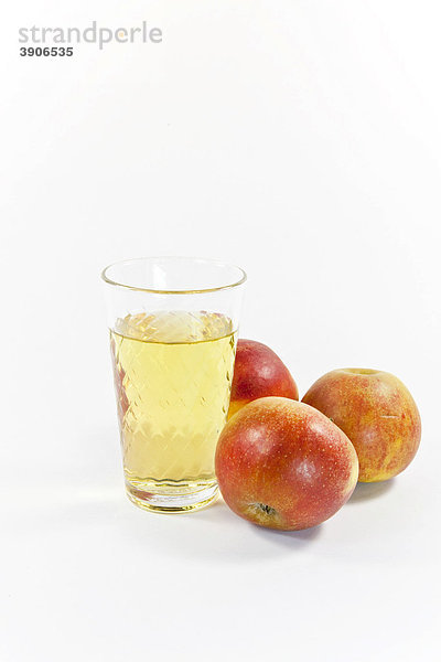 Apfelwein  hessische Spezialität  oder Apfelsaft  Apfelweinglas und Äpfel