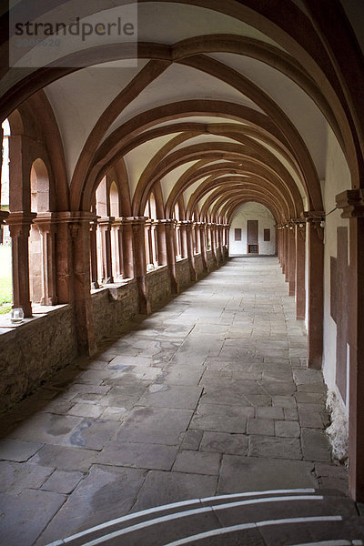 Kloster Bronnbach  Kreuzgang  Main-Tauber-Kreis  Bronnbach  Hessen  Deutschland  Europa