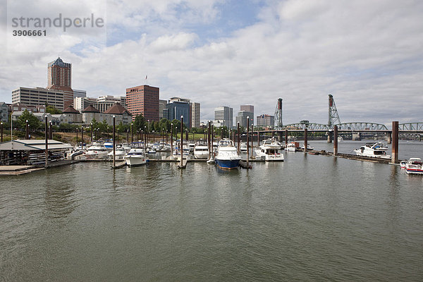 Blick auf den Yachthafen  hinten die Hawthorne Bridge  die Portland  Oregon  USA