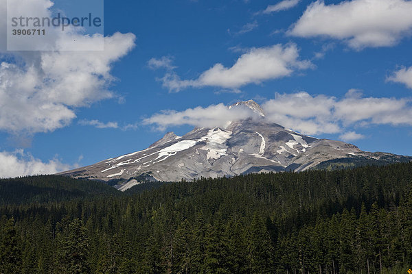 Wolkenbedeckter Vulkan Mount Hood  Cascade Range  Oregon  USA