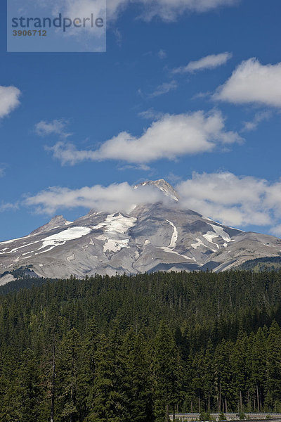 Wolkenbedeckter Vulkan Mount Hood  Cascade Range  Oregon  USA