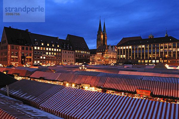 Blick auf den Nürnberger Christkindlesmarkt in der Abendbeleuchtung  links Sebalduskirche  hinten Rathaus und Schöner Brunnen  Hauptmarkt  Nürnberg  Mittelfranken  Bayern  Deutschland  Europa