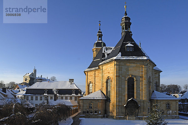 Basilika Gößweinstein  Barockbau  1739 geweiht  Architekt Baltasar Neumann  hinten links Burg Gößweinstein im Winter  Oberfranken  Bayern  Deutschland  Europa