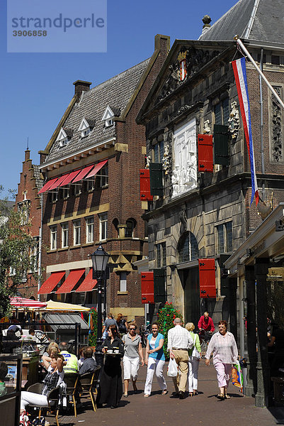 Strassencafe  dahinter De Waag  die Waage auf dem Markt  Marktplatz von Gouda  Südholland  Zuid-Holland  Niederlande  Europa