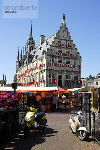 Zwei Roller  dahinter das gotische Rathaus  Stadhuis  auf dem Markt  Marktplatz von Gouda  Südholland  Zuid-Holland  die Niederlande  Europa