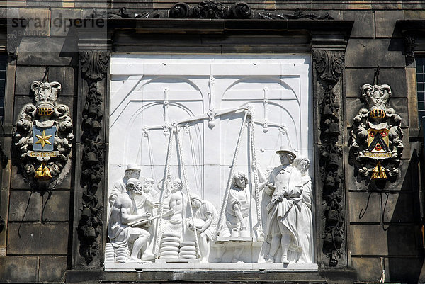 Relief mit historischem Motiv  Gebäude De Waag  die Waage  auf dem Markt  Marktplatz von Gouda  Südholland  Zuid-Holland  die Niederlande  Europa