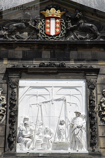 Relief mit historischem Motiv  Gebäude De Waag  die Waage  auf dem Markt  Marktplatz von Gouda  Südholland  Zuid-Holland  die Niederlande  Europa