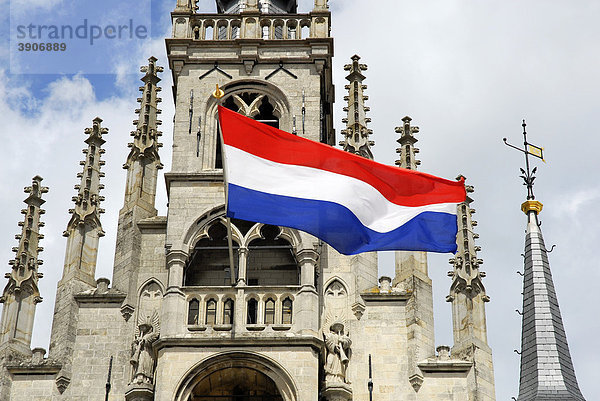 Gotisches Rathaus  stadhuis  auf dem Markt  Marktplatz von Gouda  die Nationalflagge weist auf einen landesweiten Feier- oder Gedenktag hin  Gouda  Südholland  Zuid-Holland  Niederlande  Europa