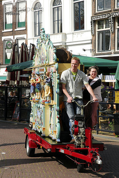Fahrbarer Drehorgel auf dem Markt  Marktplatz von Gouda  Südholland  Zuid-Holland  Niederlande  Europa