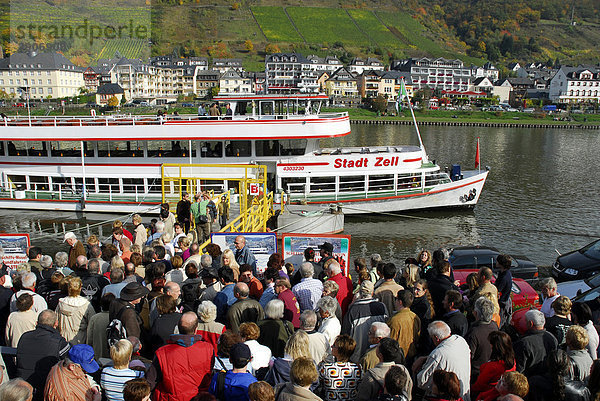 Ausflugsschiff an der Promenade  Cochem an der Mosel  Rheinland-Pfalz  Deutschland  Europa