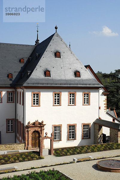 Prälatengarten  dahinter der Rheingausalon zum Kloster Eberbach  Eltville am Rhein  Rheingau  Hessen  Deutschland  Europa