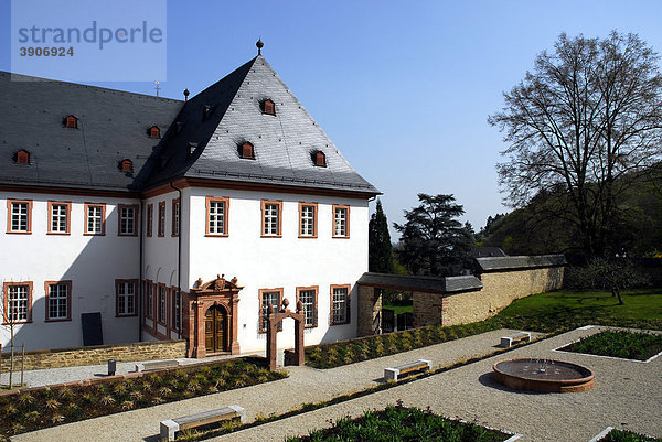 Prälatengarten  dahinter der Rheingausalon zum Kloster Eberbach  Eltville am Rhein  Rheingau  Hessen  Deutschland  Europa