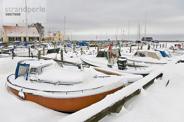 Eingefrorener und verschneiter Hafen  Dragor  Dänemark  Europa