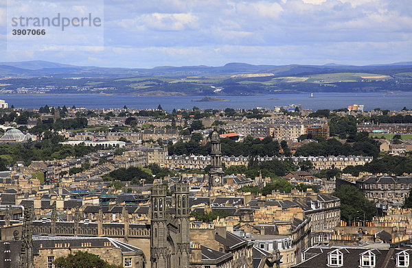Blick über Edinburgh zum Firth of Forth  Edinburgh  Schottland  Großbritannien  Europa