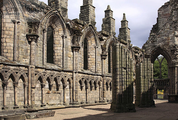 Kirchenruine  Holyrood Palace  Sitz der englischen Königin in Schottland  Edinburgh  Schottland  Großbritannien  Europa