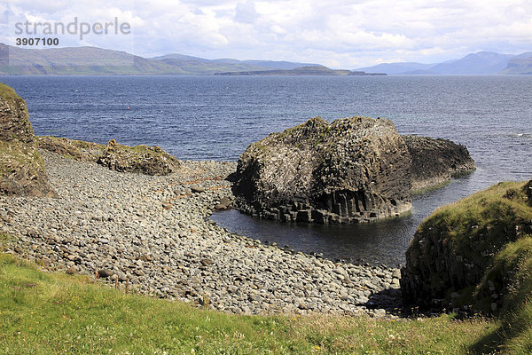 Insel Staffan  Blick auf Insel Mull  Innere Hebriden Insel  Schottland  Großbritannien  Europa
